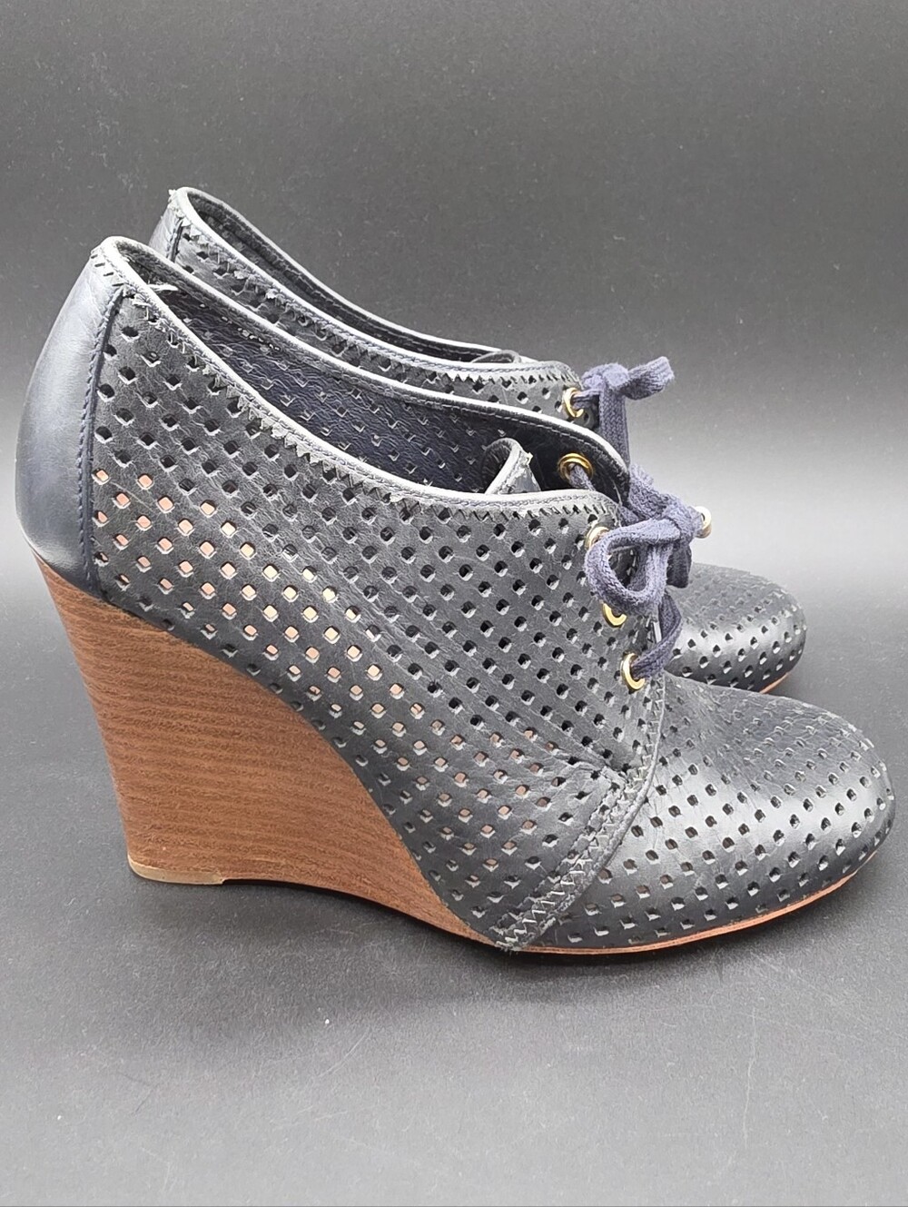 Tory Burch Victor wedges feature a distinct perforated navy blue leather Sz 8